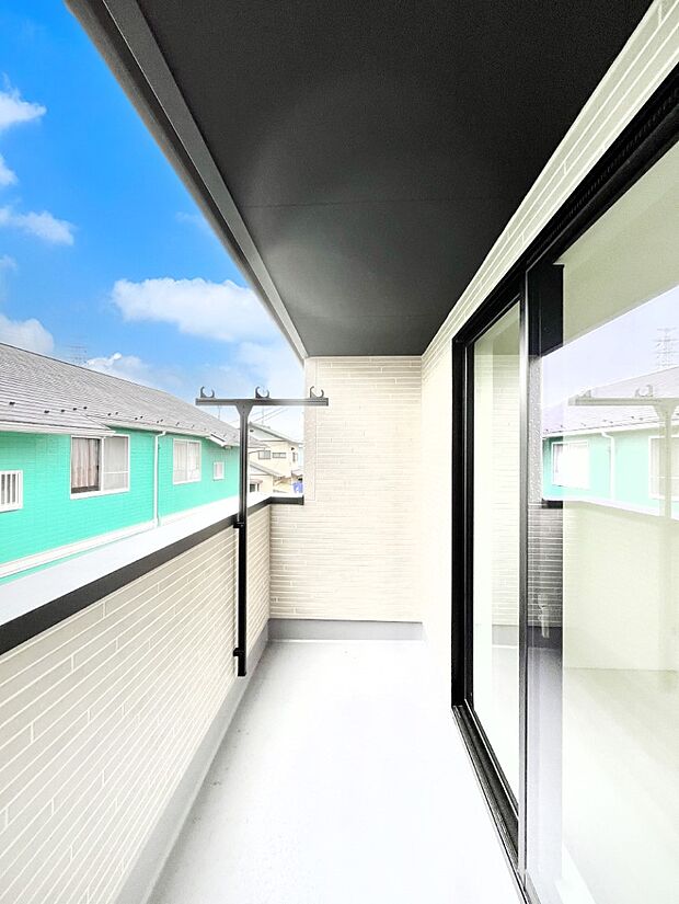 奥行たっぷりのバルコニー。毎日のお洗濯やお布団干しに大活躍しそうですね!
