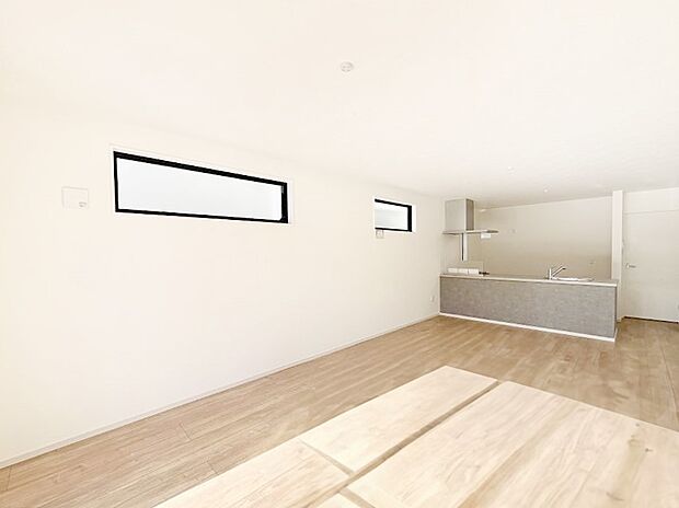 明るい陽光が注ぎ、寛ぎの雰囲気に満たされるリビング・ダイニング。 