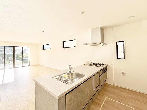 爽やかな風が通り抜けるキッチン。窓があるので明るく換気にも役立ちます。