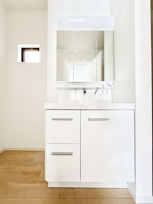 大きく見やすい三面鏡で清潔感ある洗面台は、身だしなみチェックや肌のお手入れにおすすめです。 