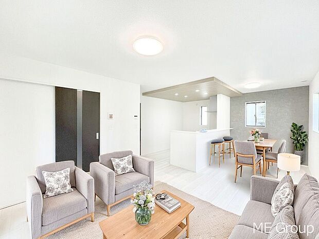 家族の和やかな会話が聞こえてきそう。開放感のあるリビングです。※家具はCGです  