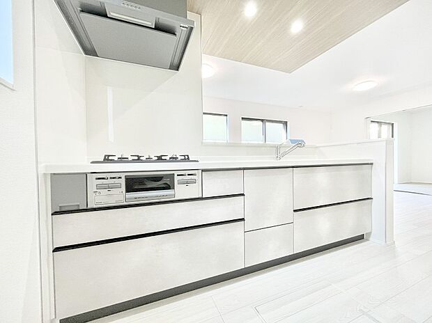 リビングで遊ぶお子様を見守りながらお料理ができる対面キッチン。