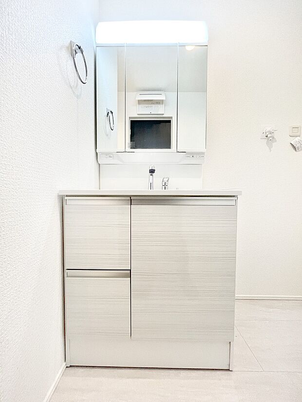 収納力と機能性に優れた洗面化粧台