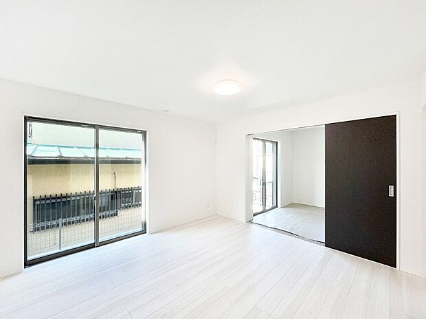 明るい陽光が注ぎ、寛ぎの雰囲気に満たされるダイニング。   