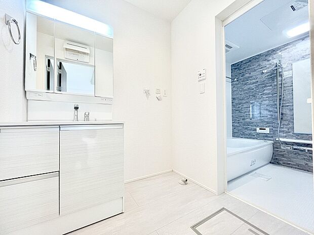 身支度もスムーズにおこなえる脱衣場。