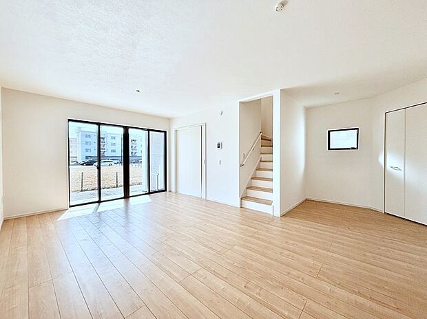 ~Living~ リビングに階段のある間取りです♪家族のコミュニケーションがスムーズに取れますね♪ゆとりある暮らしと心地よい住環境が紡ぐ贅沢な時間をご家族みんなでお過ごし下さい。