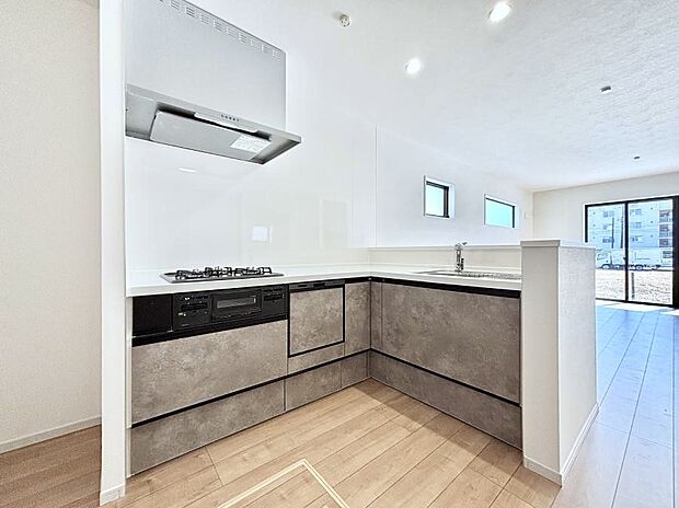 ~Kitchen~ 会話が弾むリビング、料理が愉しくなるキッチン。家は、ただ生活する場ではなく、暮らしを愉しく、快適にする場所。笑顔の毎日、安らぎの日々のために、最新の設備・仕様を採用。