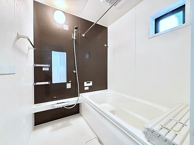 ~Bath Room~ 落ち着いた雰囲気の浴室で明日に向けてリフレッシュ。浴室乾燥機能も付いているので隣の洗濯機置き場で洗い上がった洗濯物を、雨の日も天気を気にせず乾燥させることも可能です。