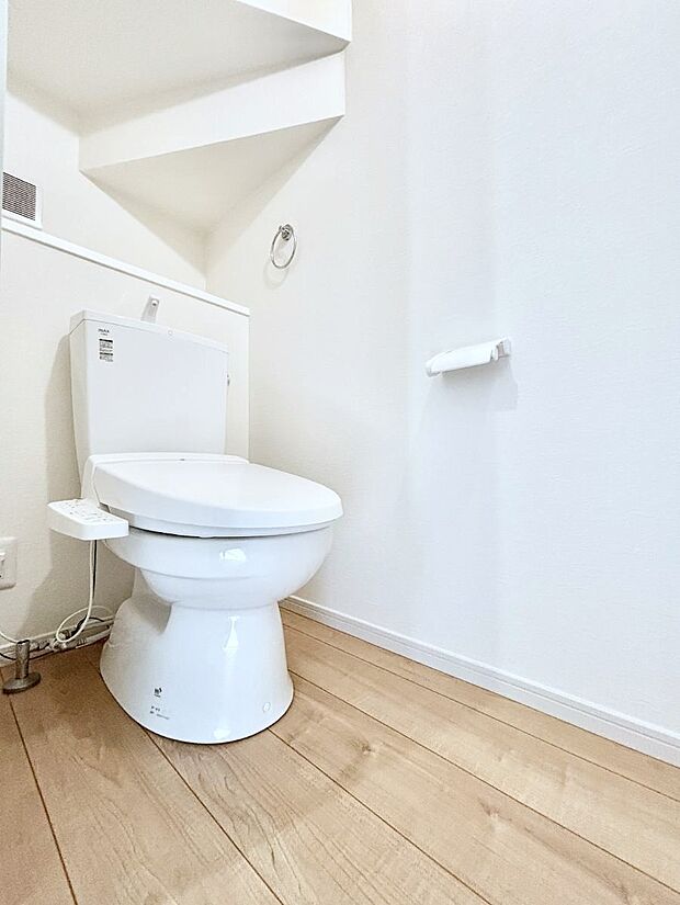 ~Toilet~ 綺麗・スッキリ・快適なウォシュレット付トイレでくつろげる空間です。トイレは毎日使わざるを得ないもの。いつも清潔を保ちたいですね。トイレが2ヶ所あるので朝の混雑時に便利です!