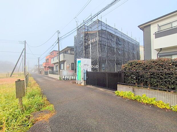 前面道路：南 4m 公道　前面道路は閑静な住宅地をはしる車通りの少ない道路。　駐車の出し入れもらくらくです！ご不明点・現地見学のご希望は、お気軽にお問い合わせください！