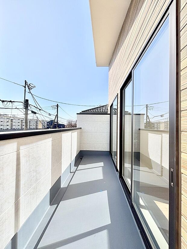 ~Balcony~ バルコニーは温かい陽がさしこみ、お布団や洗濯物を気持ちよく干すことができます。 使いやすく開放的なバルコニーです♪陽ざしがたっぷり降り注ぐ、バルコニー付き住まい。
