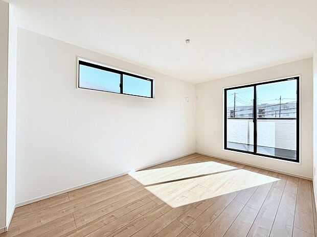 〜Bed Room〜  「今日も一日お疲れ様」とご夫婦でゆったりくつろげる寝室。  毎日の家事やお仕事に疲れた日はフカフカのベットで癒されてください。テレビや本棚をおいても快適な広さが自慢♪