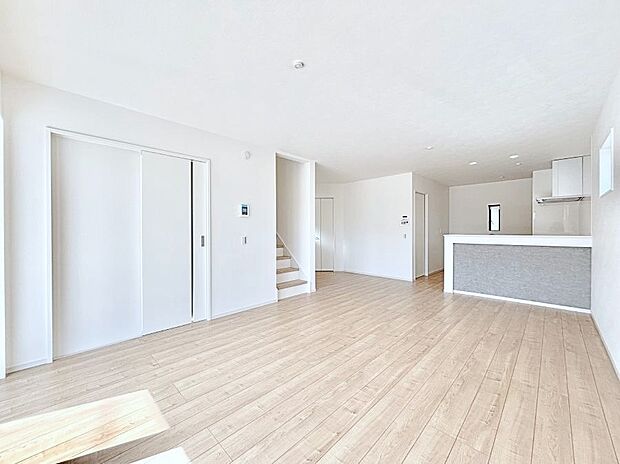 〜Living〜　家族の食事や団らんのほか、子どもを遊ばせたり、友人を招いたりするLDKは住まいの中心。長時間過ごす場所だから、その空間は住まい全体の居心地を左右します。