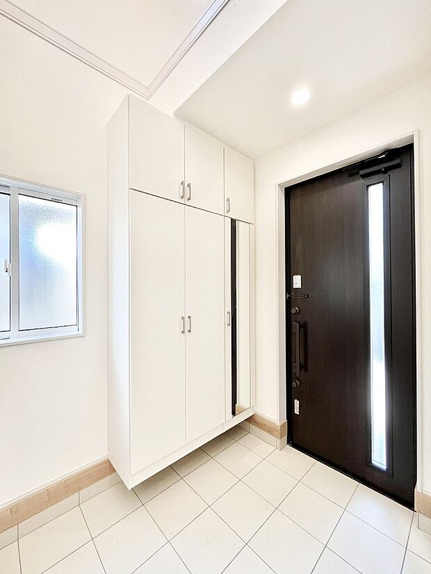 〜Entrance〜　下駄箱ミラー付なので、お出かけ前の身だしなみチェックに◎♪玄関はお客様をお出迎えする一番最初の場所、帰ってくる時に入る最初の場所。そんな場所だからこそ、より良い空間に…♪