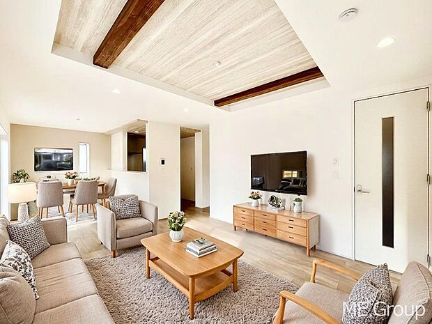 〜Living〜　家族の会話や笑顔が行き交うリビングです。子供が走ってる姿を見ながら、大きなソファやダイニングテーブルでゆったり食事をしたりくつろぎたい♪そんな夢が叶えられる空間です！※家具はCGです