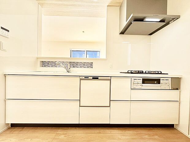 〜Kitchen〜　広くて使いやすいキッチンなら家族でいっしょに料理をつくったり、後片付けも手間なくできちゃいます♪収納もたっぷりあるので、いつもすっきりと清潔な印象を保てます。