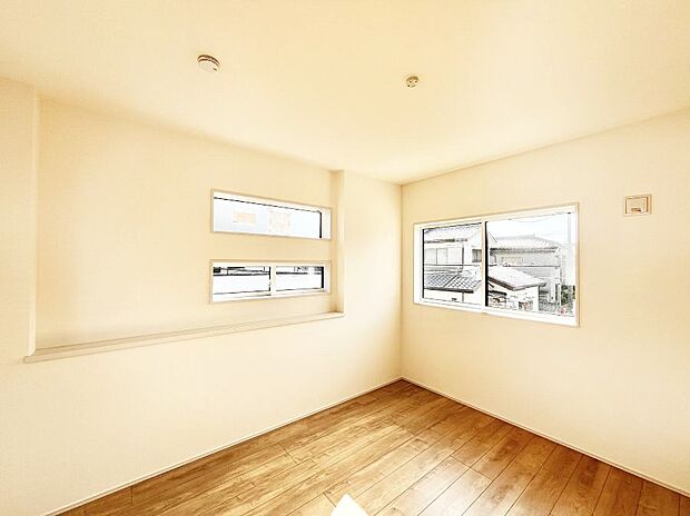 〜Bed Room〜　2面採光を確保した明るい室内は、風通しも良く、大変居心地の良い空間となっております。爽やかな風を感じて起きる朝は、快適生活の始まりに！日当たりや通風がとても良い住まい♪