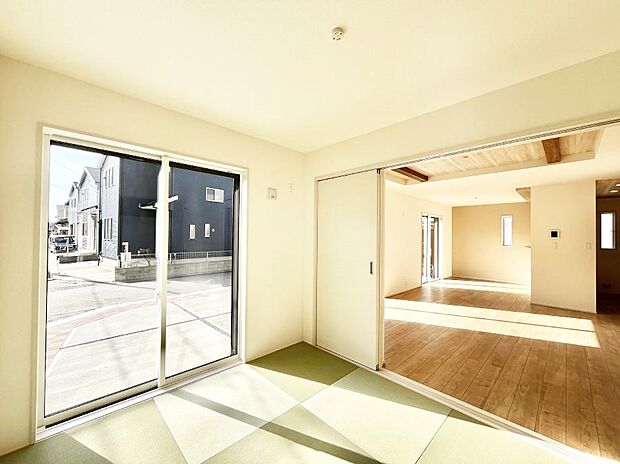 〜Japanese Room〜　LDK隣接の和室は、アイロンがけなど奥様の家事スペースとして、また小さなお子様のいるご家庭ではお昼寝やおむつ替えの場としてご活用いただけます。