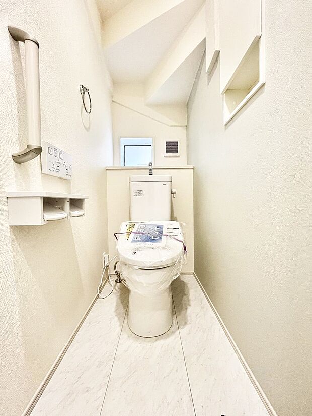〜Toilet〜　綺麗・スッキリ・快適なウォシュレット付トイレでくつろげる空間です。1、2階共にトイレスペース！採光もあり明るく、快適空間となっております♪毎日使う場所だからこその配慮です！