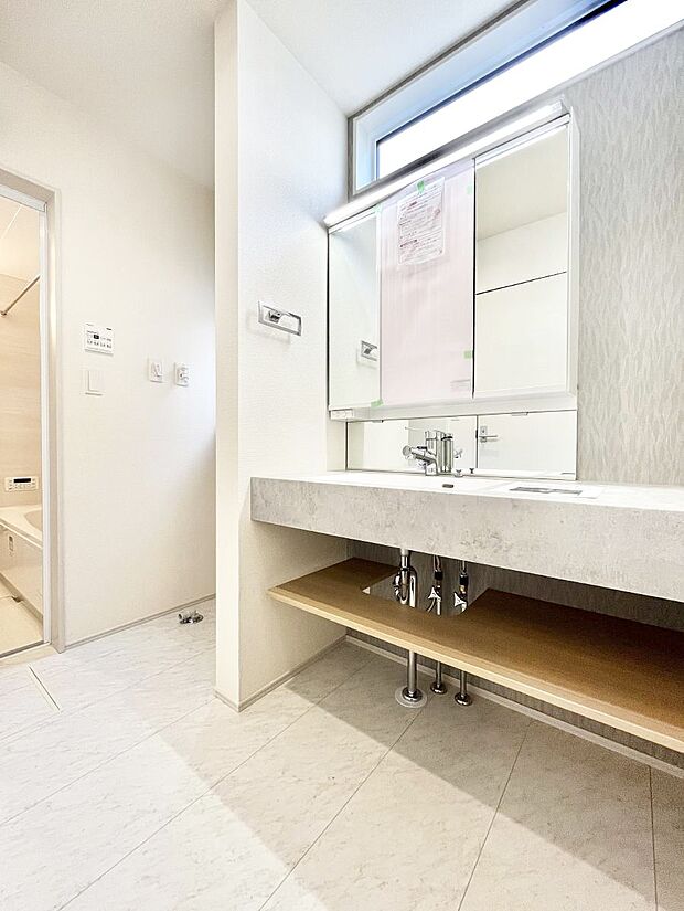 〜Dressing Room〜　暗くなりがちな洗面所も窓があると採光と換気が可能なので気持ちよくお使い頂けます。三面鏡タイプの洗面台は鏡裏収納で散らかりがちな洗面所もスッキリ♪