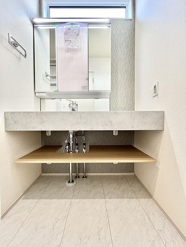 〜Dressing Room〜　十分な大きさの洗面台は収納もさる事ながら、身だしなみチェックや歯磨きなど、朝の慌ただしい時間でもホテルライクなスペースで余裕とゆとりを感じて頂けます。