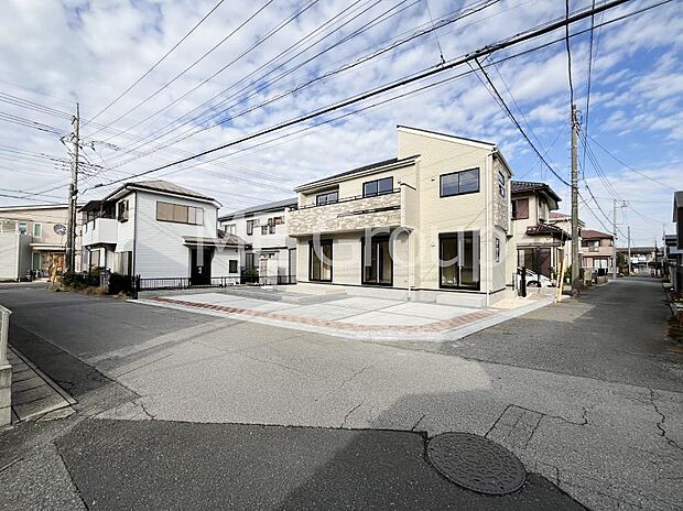 〜Exterior〜　前面道路：南 5.04m 公道、東 4m 公道　低層の一戸建てを中心とした街並みが整然と続き、周辺は高い建物が建っていないので、緑の多い閑静な趣を感じる環境です。　