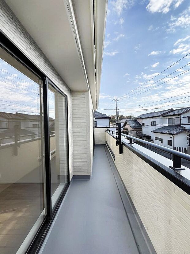 〜Balcony〜　南側に設置された奥行きのあるワイドバルコニー。心地よい陽射しや暖かな風を楽しむことが出来ます。晴れた日にはたっぷりの洗濯物や布団を干せます！使いやすく開放的なバルコニーです♪