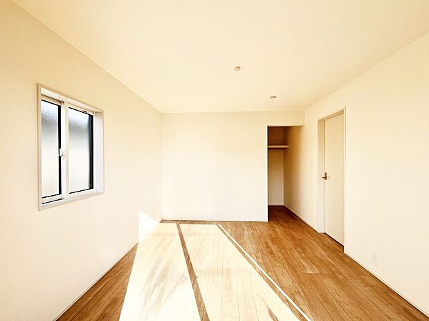 〜Bed Room〜  「今日も一日お疲れ様」とご夫婦でゆったりくつろげる寝室。  毎日の家事やお仕事に疲れた日はフカフカのベットで癒されてください。テレビや本棚をおいても快適な広さが自慢♪