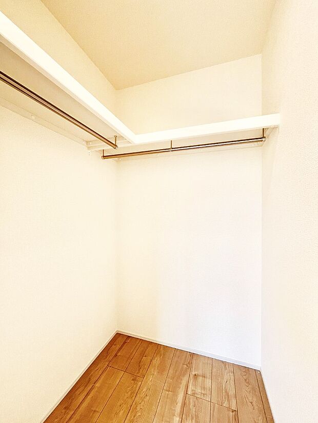 〜Walk-in Closet〜　必要なものやコーディネートを一覧して確認でき、身支度や準備が短時間で済むウォークインクローゼットを設置しました。家の中をすっきりとさせる便利な収納スペースです。