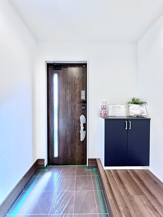〜Entrance〜　家の中でお客様を迎える最初の場所である玄関は、家の印象そのものです！豊富な玄関収納で、常に綺麗に保つことが出来ます♪玄関にはたっぷり収納の下駄箱を完備！