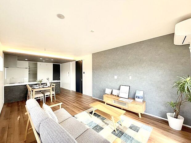 〜Living〜　家族の一体感を感じられる広々としたスペース。家族と過ごす時間を大切にする方にピッタリのゆとりの住空間です。お子様が走り回っても安心して見守れます。家族の笑い声が今にも目に浮かびます。