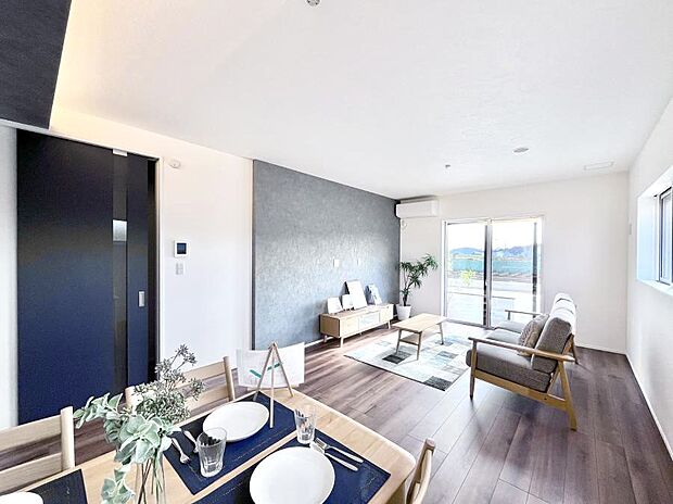 〜Living〜　家族の食事や団らんのほか、子どもを遊ばせたり、友人を招いたりするLDKは住まいの中心。長時間過ごす場所だから、その空間は住まい全体の居心地を左右します。