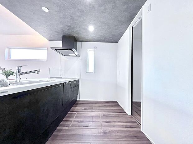 〜Kitchen〜　自然光が入る窓のあるキッチン☆毎日使う場所だからこそ、使い勝手を考慮しました。ゆったりとしたキッチンコーナーは質感豊かな仕上がりとなっております。