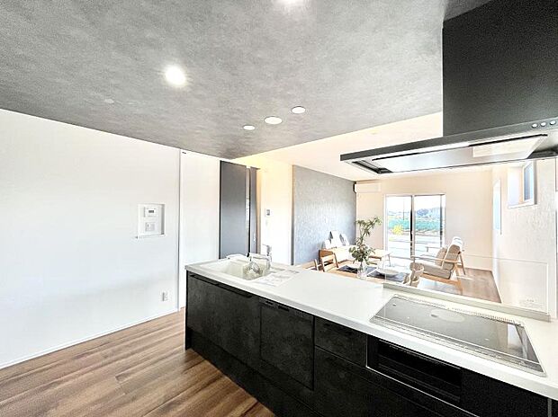 〜Kitchen〜  リビングが見渡せるカウンターキッチン。  料理をしながら家族とコミュニケーションをとれるだけでなく、大きな開放感も得ることができます。  お子様の成長も感じることができますね！