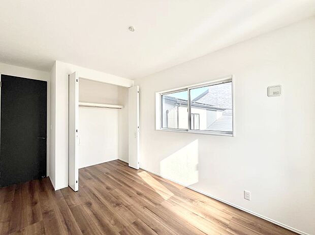 〜Bed Room〜  全居室には収納クローゼットを完備！普段使いのお洋服や小物はもちろん、季節物のお洋服などもしっかりと整理整頓おしまい頂けます。  居室空間を広く使用できますね。
