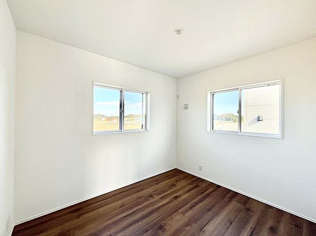 〜Bed Room〜　2面採光を確保した明るい室内は、風通しも良く、大変居心地の良い空間となっております。爽やかな風を感じて起きる朝は、快適生活の始まりに！日当たりや通風がとても良い住まい♪