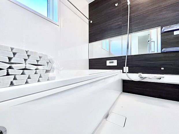 〜Bath Room〜　落ち着いた雰囲気の浴室で明日に向けてリフレッシュ。浴室乾燥機能も付いているので隣の洗濯機置き場で洗い上がった洗濯物を、雨の日も天気を気にせず乾燥させることも可能です。