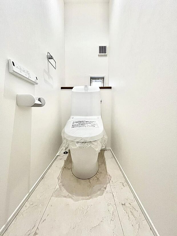 〜Toilet〜　綺麗・スッキリ・快適なウォシュレット付トイレでくつろげる空間です。1、2階共にトイレスペース！採光もあり明るく、快適空間となっております♪毎日使う場所だからこその配慮です！
