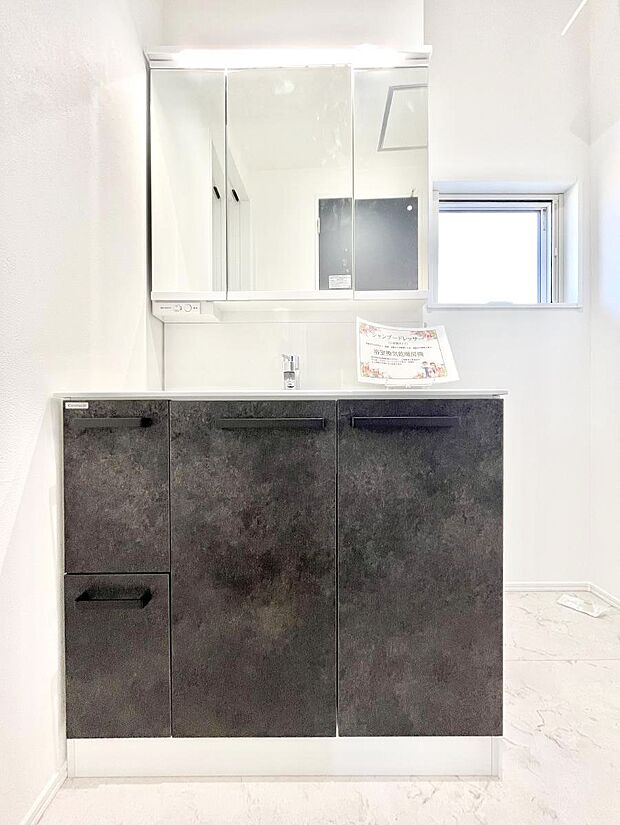 〜Dressing Room〜　十分な大きさの洗面台は収納もさる事ながら、身だしなみチェックや歯磨きなど、朝の慌ただしい時間でもホテルライクなスペースで余裕とゆとりを感じて頂けます。