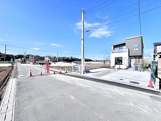 前面道路： 南 6.5m 公道　前面道路は閑静な住宅地をはしる車通りの少ない道路。駐車の出し入れもらくらくです！ご不明点・現地見学のご希望は、お気軽にお問い合わせください！  