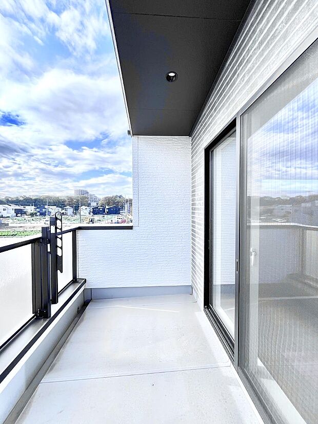 〜Balcony〜　南向きのバルコニーの前には雲以外に太陽を遮るものがありません。お洗濯物も乾きやすく、何より明るく気持ちのいい光が入ってきます。使いやすく開放的なバルコニーです♪