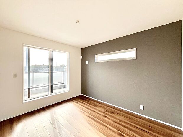 〜Bed Room〜  「今日も一日お疲れ様」とご夫婦でゆったりくつろげる寝室。  毎日の家事やお仕事に疲れた日はフカフカのベットで癒されてください。テレビや本棚をおいても快適な広さが自慢♪