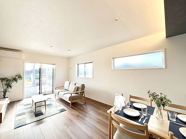 〜Living〜　飽きの来ないシンプルでおしゃれなLDK。大きな窓から日差しが差し込むので室内も明るく、家族の憩いの場としてピッタリです。開放感と日当たりの良さを是非ご覧ください！