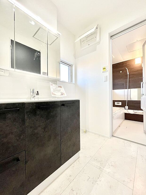 清潔感ある洗面化粧室で朝の身支度も快適