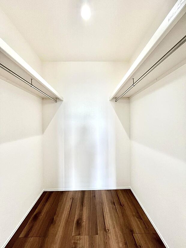 〜Walk-in Closet〜　必要なものやコーディネートを一覧して確認でき、身支度や準備が短時間で済むウォークインクローゼットを設置しました。家の中をすっきりとさせる便利な収納スペースです。