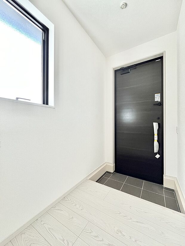 〜Entrance〜 玄関は家の顔といわれますが我が家のセンスをさりげなく感じさせる魅力ある玄関造りも楽しみの一つ。帰宅する度に家族がほっとできる心地よい空間造りも大切ですね♪