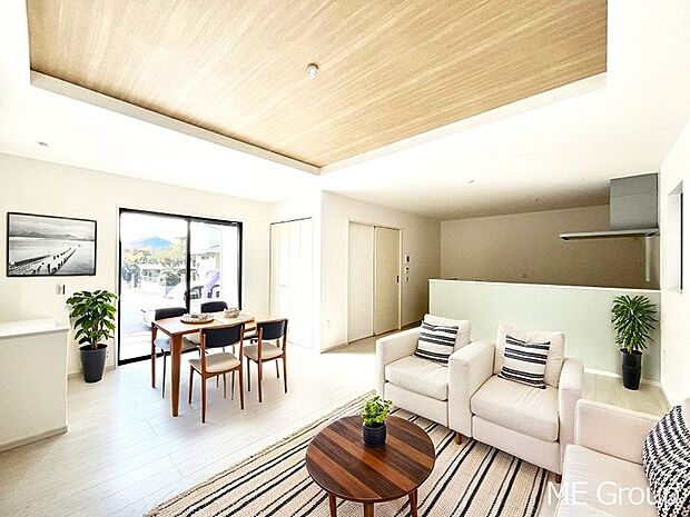 〜Living〜　家族の会話や笑顔が行き交うリビングです。子供が走ってる姿を見ながら、大きなソファやダイニングテーブルでゆったり食事をしたりくつろぎたい♪そんな夢が叶えられる空間です！※家具はCGです