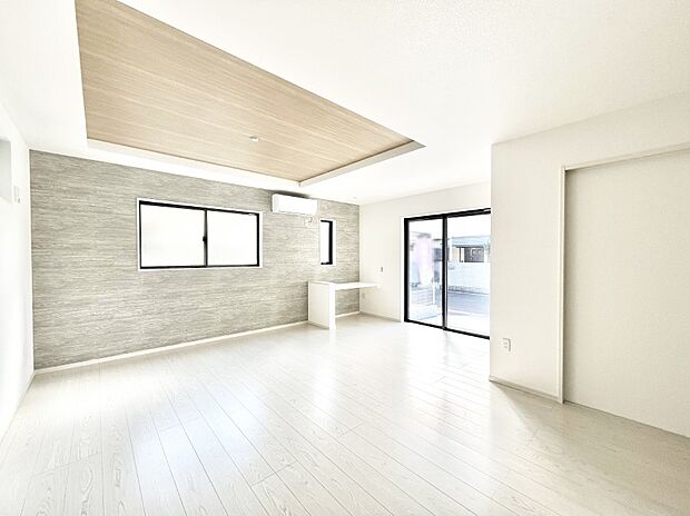 〜Living〜 飽きの来ないシンプルでおしゃれなLDK。大きな窓から日差しが差し込むので室内も明るく、家族の憩いの場としてピッタリです。開放感と日当たりの良さを是非ご覧ください!