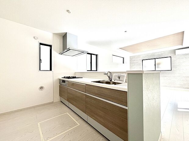 〜Kitchen〜　自然光が入る窓のあるキッチン☆毎日使う場所だからこそ、使い勝手を考慮しました。ゆったりとしたキッチンコーナーは質感豊かな仕上がりとなっております。