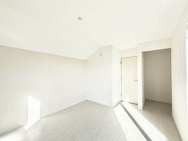 〜Bed Room〜　木の温もりがやさしいフローリングは安らぎをもたらすプライベート空間。明るめのフローリングですので、壁紙ともマッチし、お部屋を更に広く見せてくれる効果も。